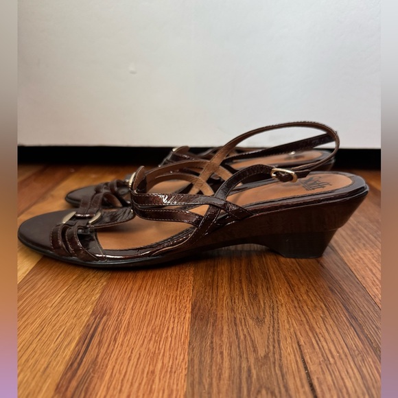 Sofft Brown Patent Leather Slingback Wedge Sandals With Gold Hardware - Picture 4 of 6